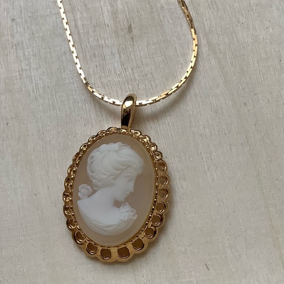 Vintage tonal cream cameo pendant necklace RIGHT FACING - Picture 6 of 9
